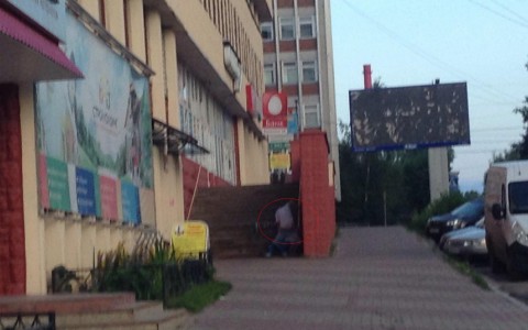 В Сыктывкаре пара занималась сексом прямо на крыльце здания (фото)