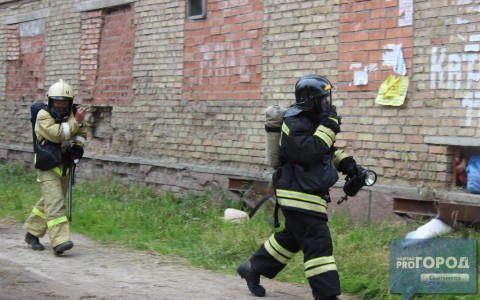 Появилось видео, как эвакуировали людей из горящего общежития в Сыктывкаре