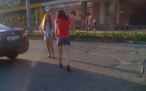 В Сыктывкаре две автоледи не поделили дорогу (фото, видео)