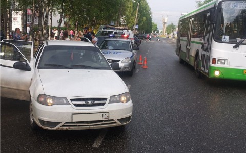 В Сыктывкаре женщина выпала из отъезжающего такси