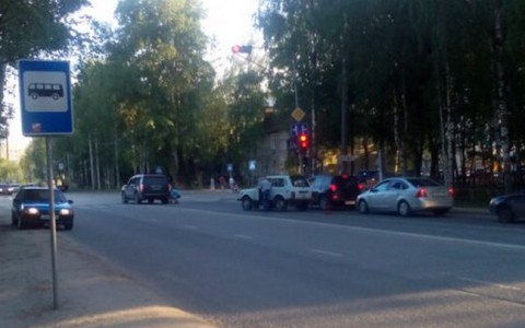 В Сыктывкаре столкнулись «Нива» и внедорожник (фото)