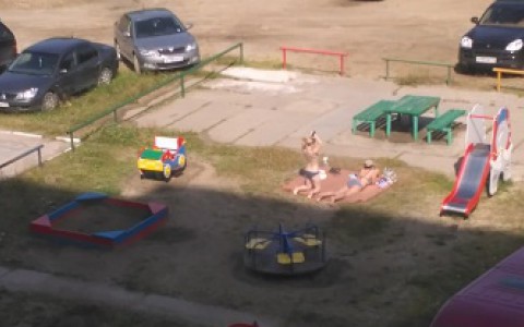 В Коми девушки загорали топлес прямо на детской площадке