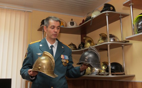Сыктывкарец собрал коллекцию касок пожарных