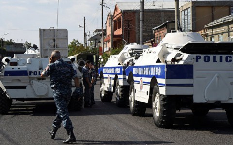 В Ереване отпущен на свободу один из шести заложников-полицейских