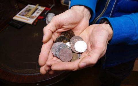 В Сыктывкаре около торгового центра продают фальшивые монеты 1908 года