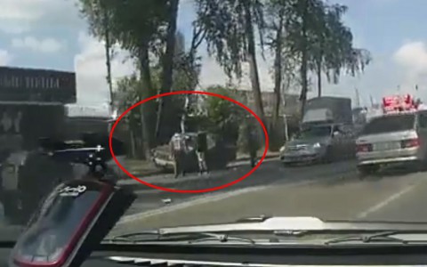 Появилось видео, как в Сыктывкаре ВАЗ-2107 перевернулся на бок