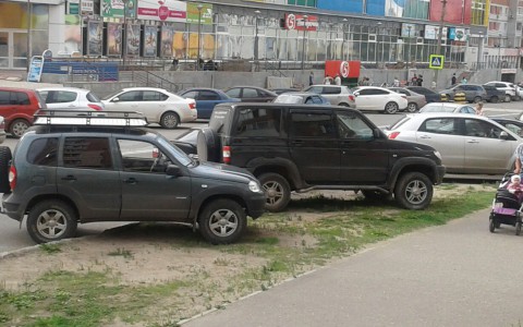 «Плевать на всех, я паркуюсь как хочу»: автолюбители Сыктывкара портят газоны