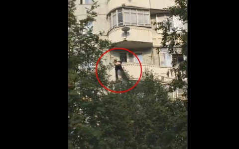 В Сыктывкаре мужчина свисал с балкона четвертого  этажа (видео)