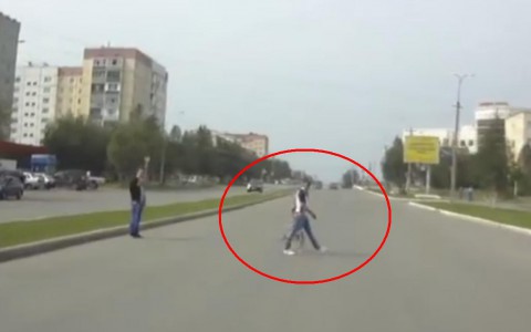 Появилось видео, как в Коми мужчина с ребенком неспешно переходит дорогу прямо перед машиной