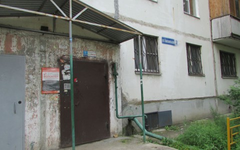 В Сыктывкаре ранним утром на козырьке подъезда лежал мужчина