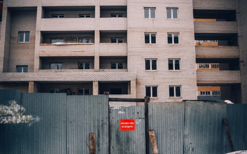 В Сыктывкаре рабочий сорвался с крыши  строящегося объекта на Сысольском шоссе