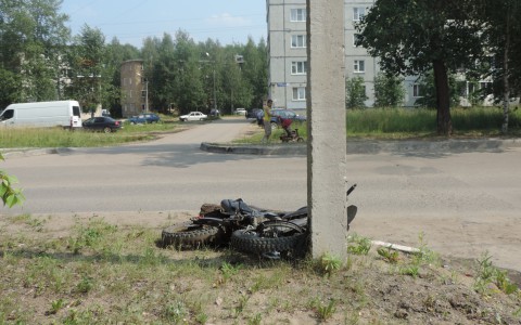 Удалось установить личность погибшего водителя в Эжве, который на мопеде врезался в ЛЭП