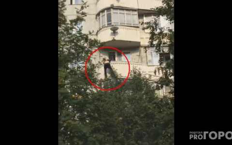 Мужчину, повисшего на балконе в Сыктывкаре, спасла пожарная охрана
