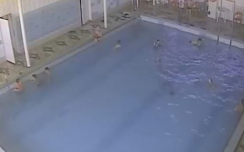 Мальчик пять минут  тонул в бассейне, и никто не обратил внимание