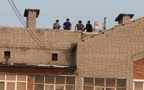 В Сыктывкаре подростки выпивали на крыше жилого дома (фото)