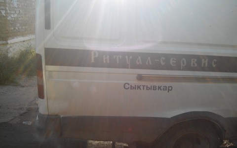 В Сыктывкаре женщина выпала из окна и разбилась насмерть (фото)