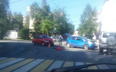 Ранним утром в Сыктывкаре дорогу не поделили две иномарки (фото)