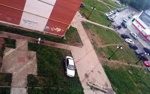«Плевать на всех, я паркуюсь как хочу»: водители Сыктывкара продолжают портить газоны