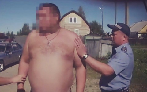 Появилось видео, как пьяный водитель в Коми оскорблял сотрудников полиции и махал перед ними руками