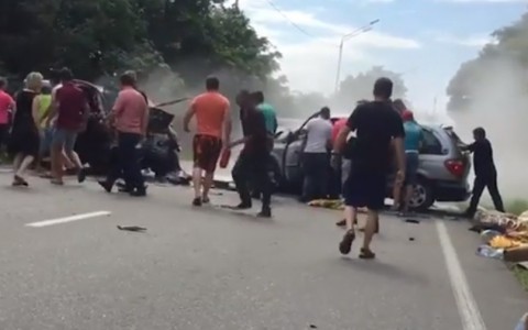 В тройном ДТП в Абхазии погибли два туриста из России (видео)