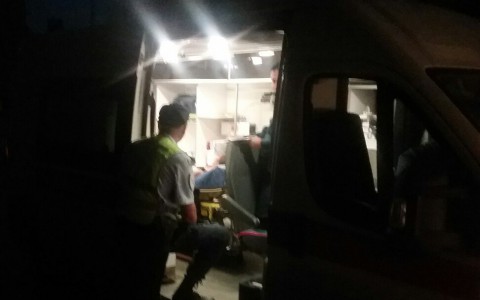 В Сыктывкаре пьяная женщина посреди ночи била окна (фото)