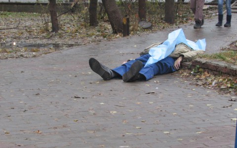 В Коми мужчина избил своего приятеля и скинул со второго этажа