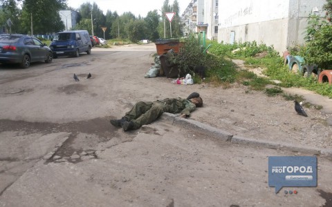 В Сыктывкаре около жилого дома три часа пролежал труп мужчины (фото)