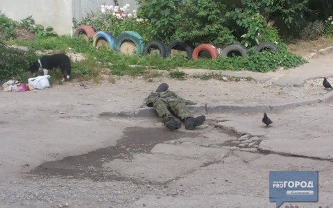 Следователи Сыктывкара прокомментировали смерть мужчины, тело которого пролежало во дворе три часа