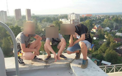 Подросток, который упал с многоэтажки в Сыктывкаре и разбился насмерть, был руфером