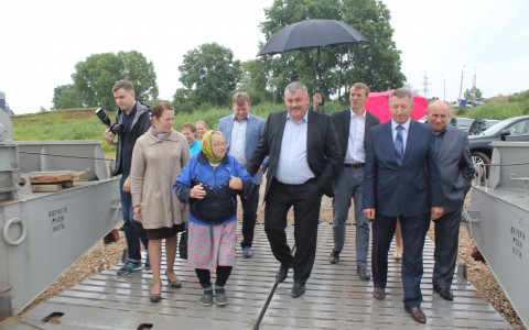 Сергей Гапликов устроил фотосессию с местными жителями на берегу реки в Коми (фото)