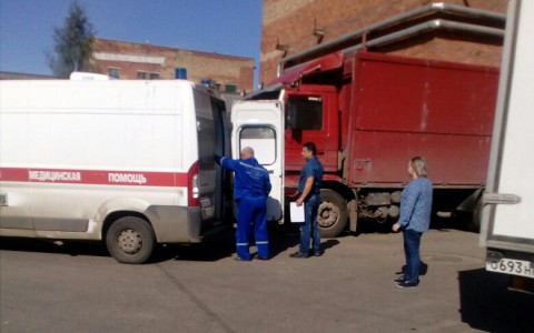 В Сыктывкаре на заводе на водителя наехала фура