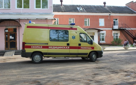 Раненного коллегой сотрудника полиции доставили в реанимацию Сыктывкара