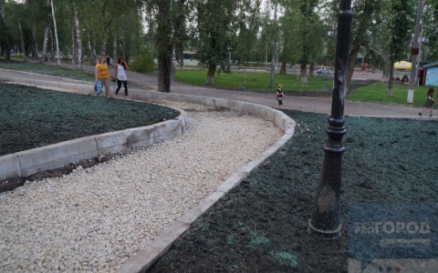 Новый асфальт и перекопанный газон: в Сыктывкаре продолжается благоустройство Кировского парка (фото, видео)
