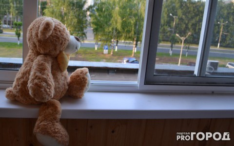 В Коми ребенок, который выпал из окна 9 этажа, идет на поправку