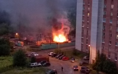 В Сыктывкаре на строительной площадке полыхало производственное помещение