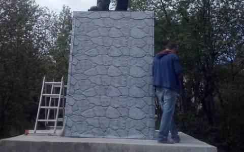 В Коми вместо реставрации на памятник повесили клеенку с изображением камня
