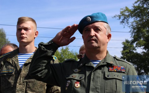 В Сыктывкаре почтили память десантников, погибших в горячих точках (фото, видео)