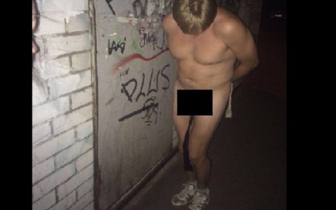 По городу бегает голый мужчина со скованными руками и перевязанными гениталиями (фото)