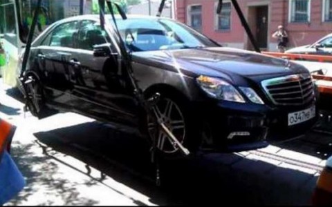 Мужчина попытался похитить Mercedes  с помощью эвакуатора
