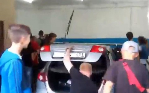 В Коми толпа гонялась по автомойке за покемонами (видео)