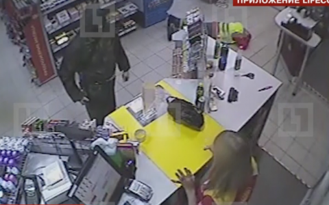 Грабитель с ружьем, обчистивший заправку, попал на видео
