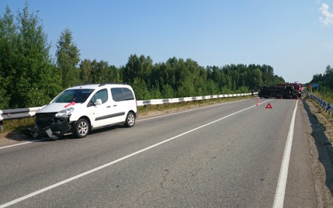 В Коми на трассе Peugeot Partner столкнулся с грузовиком