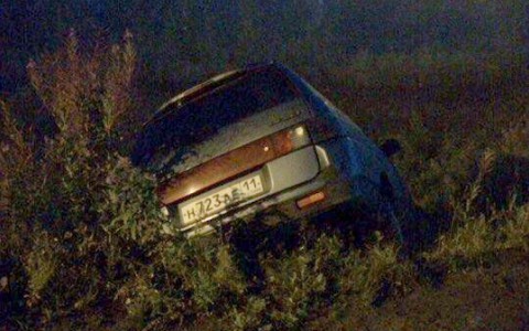 В сыктывкарском поселке пьяная молодежь на ВАЗе улетела в кювет