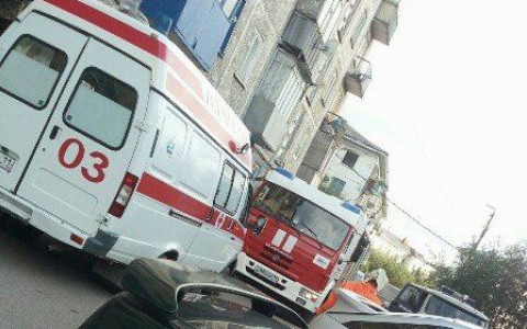 В Коми мужчина разбился насмерть, пытаясь выбраться из квартиры с помощью удлинителя