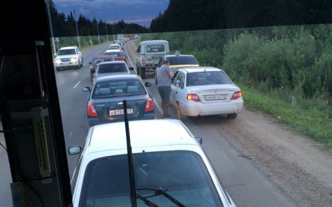 В Сыктывкаре водитель перегородил дорогу, чтобы другие автовладельцы не объезжали пробку по обочине