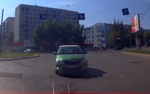 В Сыктывкаре автоледи на «Шкоде» дрифтовала на «кольце» (видео)