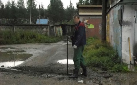 В Сыктывкаре мужчина на новой дороге выдолбил глубокую канаву (фото)