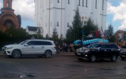 В Сыктывкаре молодожены катались на БРДМ (видео)