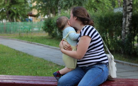 Родители Коми собирают подписи в поддержку молодых матерей