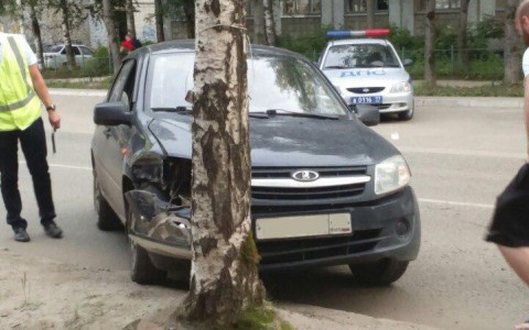 В Сыктывкаре «Лада Гранта» врезалась в дерево (фото)